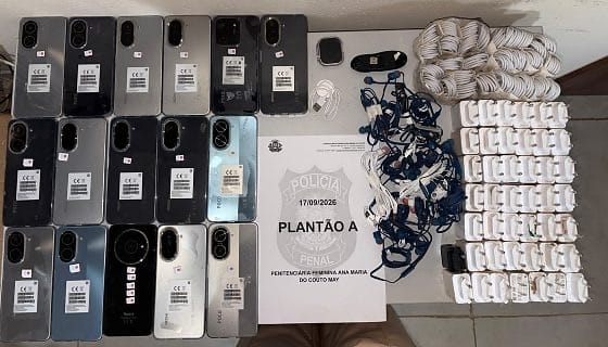 Sacos com 16 celulares, 20 chips e dezenas de carregadores são encontrados perto de penitenciária em Cuiabá