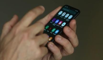 Motorista de aplicativo tenta devolver celular e descobre pornografia infantil