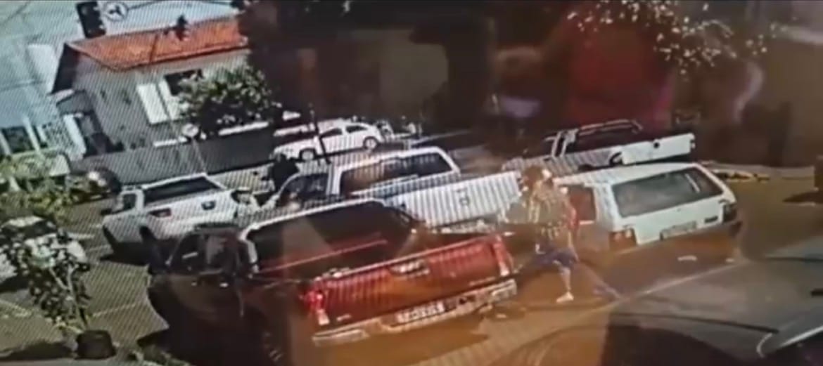 Câmera mostra mulher sendo rendida e levada na própria Amarok em MT