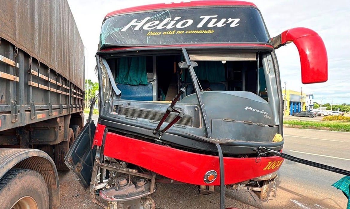 Dois ônibus com universitários e carreta se envolvem em grave acidente; caminhoneiro fica preso às ferragens