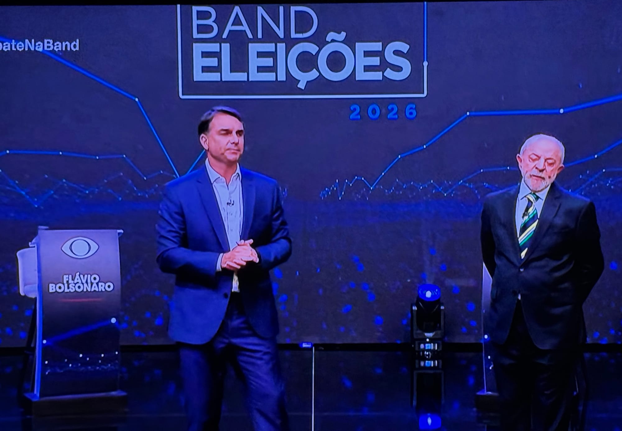 Flávio promete “SUS padrão Einstein”, Lula questiona “Querem privatizar o sistema único”
