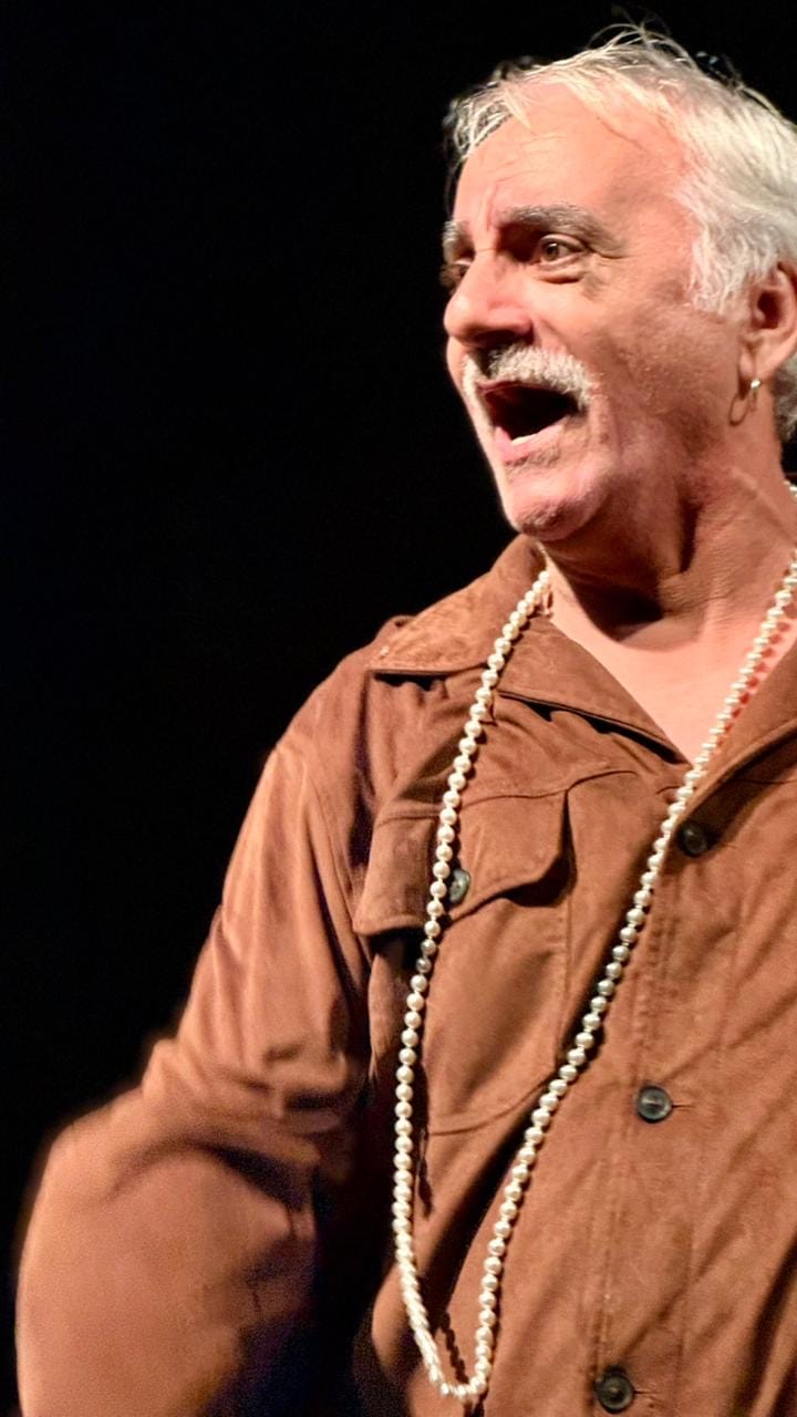 O  ator João Schimidr  estréia no teatro ÁGORA o espetáculo JOÃO nos dias 20 a 22 de outubro em São Paul