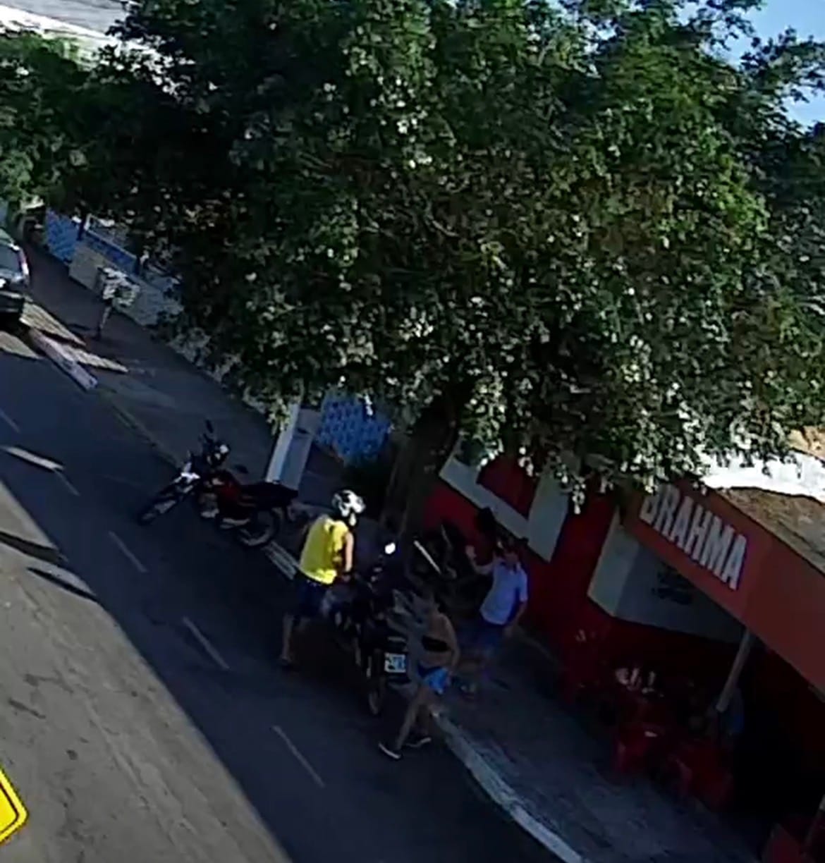 Câmera flagra atirador chegando de moto e matando dona de bar e cliente em Campo Verde
