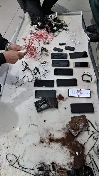 Policial penal é preso suspeito de facilitar entrada de 13 celulares e drogas em presídio de MT; detento também é detido