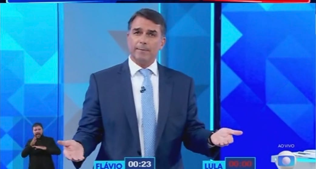 Flávio promete manter Bolsa Família, reajustar aposentadorias e rebate Lula sobre futuro dos benefícios
