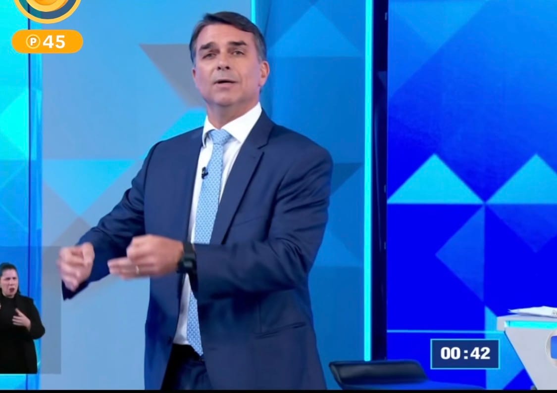 “É impossível plantar e colher”: Flávio acusa Lula de sufocar agronegócio com juros altos e dívidas