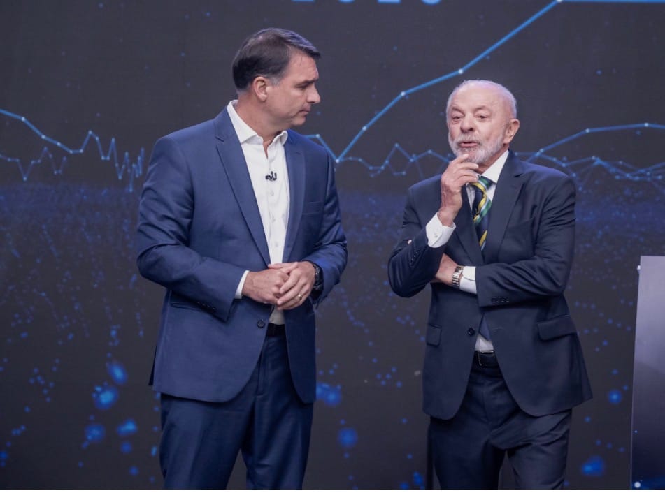 Lula vira eleição, supera Flávio Bolsonaro e tem reeleição projetada para um histórico quarto mandato