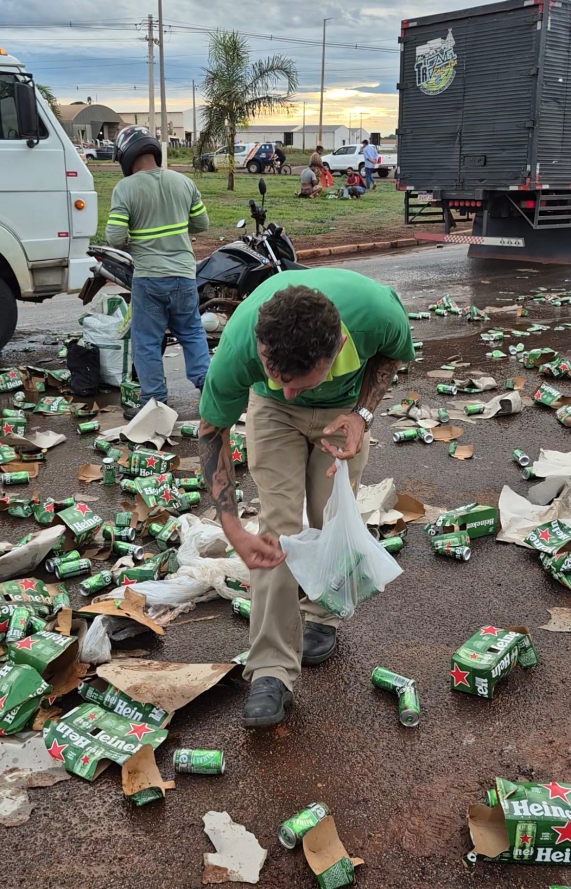 Caminhão carregado de Heineken tomba em trevo de MT e população recolhe cervejas espalhadas na pista