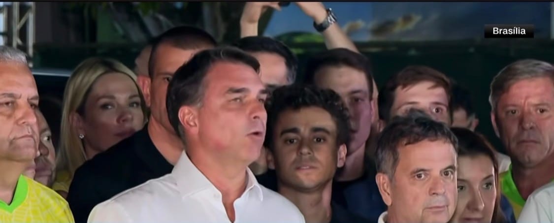VÍDEO: Flávio Bolsonaro não reconhece derrota, critica Zanin e anuncia pedido de anulação da eleição