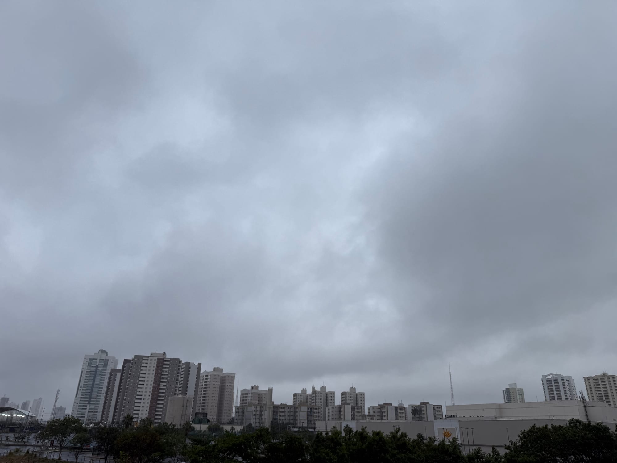 Cuiabá amanhece sob forte neblina e vento frio nesta segunda-feira pós-eleição