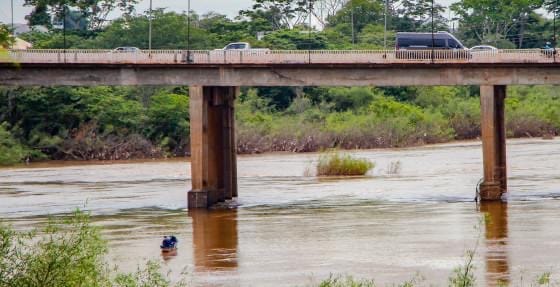 Menino de 12 anos desaparece após submergir nas águas do Rio Cuiabá.