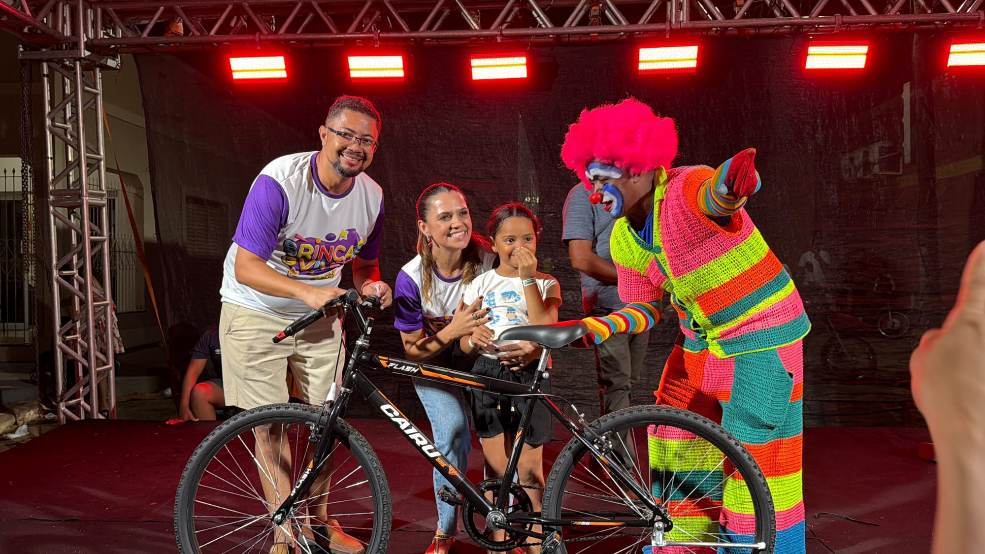 Brincar é Viver reúne cerca de 10 mil pessoas e distribui sete bicicletas em Poconé