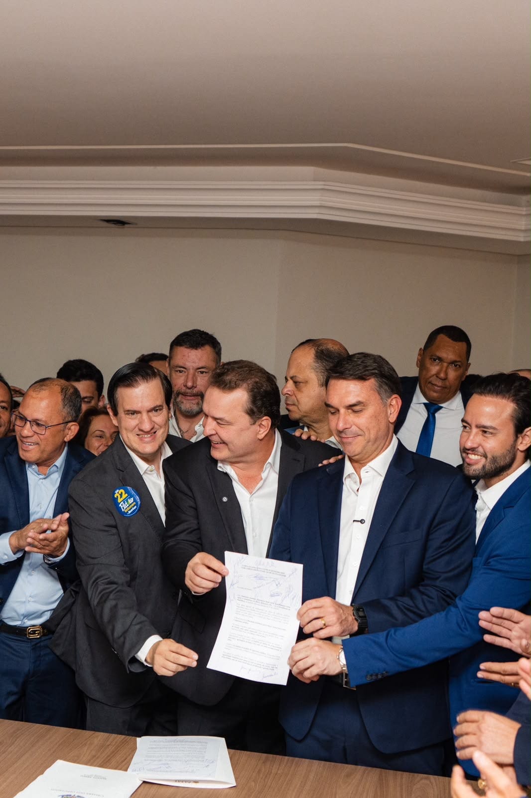 Max Russi leva a Flávio apoio de 18 deputados e articula seis partidos para ampliar votos em MT