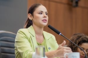 Michelly Alencar cobra melhorias na saúde durante apresentação de relatório na Câmara de Cuiabá