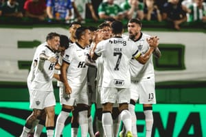 Atlético-MG goleia Chapecoense por 4 a 0 e sobe na tabela do Brasileirão