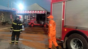 Corpo de Bombeiros extingue incêndio em trailer de lanches em Várzea Grande