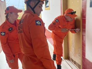 Bombeiros resgatam mulher que ficou presa em banheiro de escola municipal