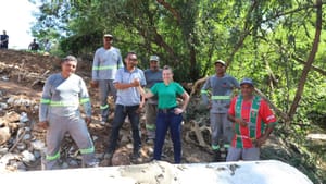 Prefeita Flávia Moretti acompanha obra em via afetada por erosão e garante intervenção definitiva