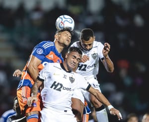 Atlético tropeça na Sul-Americana e perde para o Puerto Cabello 