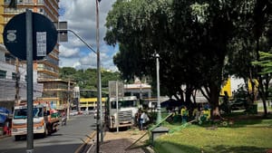 Praça da República recebe mutirão de limpeza da Prefeitura de Cuiabá nesta quinta