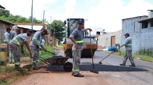 Prefeitura intensifica recuperação viária com tapa-buracos e patrolamento em Várzea Grande