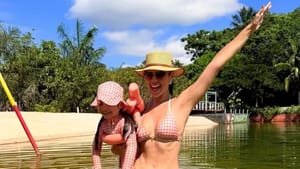 Vivian Amorim curte feriado no Amazonas e se diverte em banho de rio com a filha