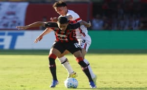 Vitória surpreende São Paulo no Barradão e complica vida do Tricolor no Brasileirão