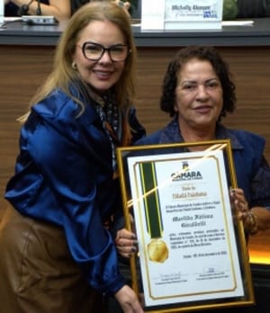 Baixinha Giraldelli recebe título de cidadã cuiabana em reconhecimento à sua atuação pela capital