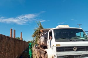 Mutirão retira entulhos, poda árvores e intensifica limpeza em Várzea Grande
