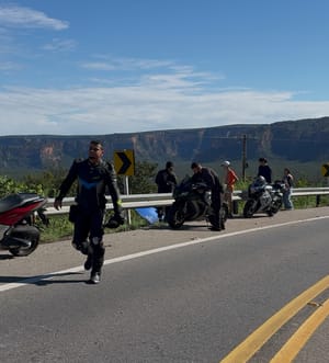 Perigo sobre duas rodas: motociclista perde controle em alta cilindrada e sobrevive a acidente próximo ao Portão do Inferno, VEJA