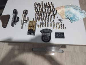 PM prende homem por ameaçar companheira e apreende armas e 141 munições