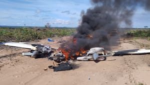Policia encontra avião bimotor pegando fogo sem piloto e tripulantes após queda em zona rural de MT
