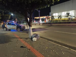 Homem morre após ser atingido por carro e bater em meio-fio em Cuiabá