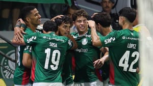 Palmeiras resiste com 10 e mantém liderança isolada ao bater Athletico-PR 