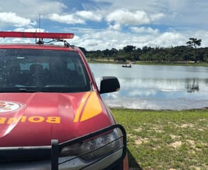 Bombeiros resgatam corpo de adolescente após afogamento em lago