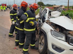 Corpo de Bombeiros faz desencarceramento de vítimas presas às ferragens após colisão de veículo de passeio