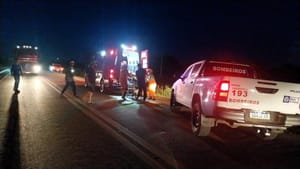 Bombeiros socorrem vítimas após grave acidente na BR-163