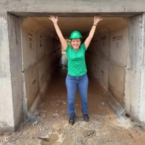 Prefeita Flávia Moretti acompanha obra de drenagem para evitar alagamentos no bairro da Manga