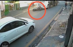 Motociclista fica ferido ao bater de frente com caminhão em avenida de Cuiabá.