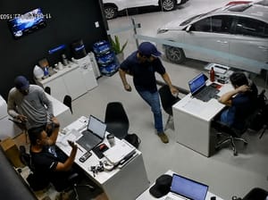 Dupla se passa por cliente e assalta loja de veículos em Cuiabá.