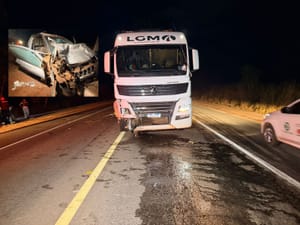 Motorista fica ferido após dirigir em zigue-zague e bater de frente com carreta na BR-070