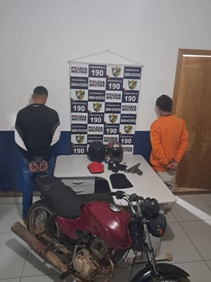 Homem é executado com vários tiros dentro de kitnet; suspeitos são presos