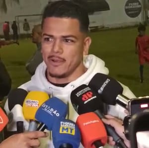 “Quero chegar à Seleção Brasileira e disputar a Copa de 2030”, diz Riquelme durante lançamento do Bom de Bola, Bom de Escola em Cuiabá