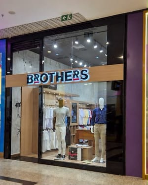 Shopping cobra Brothers por dívida de R$ 258 mil e pede despejo da loja