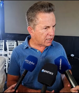 Mauro nega encontro com dono do Banco Master, chama caso de fake news e promete processar autores de denúncias