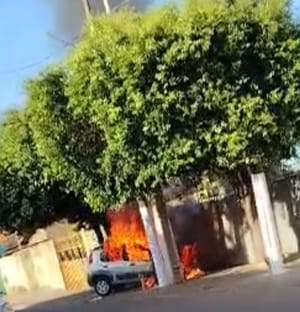 Carro estacionado pega fogo e chama atenção de moradores em VG