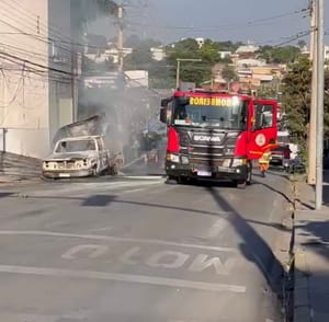 Veículo pega fogo em avenida movimentada e mobiliza bombeiros no Centro de Cuiabá