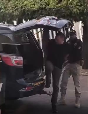 Jornalista passa mal ao ser  preso com arma de fogo após abordagem da PRF em Sinop