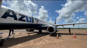Avião da Azul retorna a Cuiabá após alerta de possível fogo e mobiliza operação de segurança no Marechal Rondon