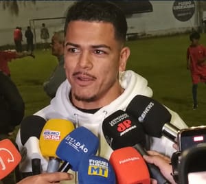 “Quero chegar à Seleção Brasileira e disputar a Copa de 2030”, diz Riquelme durante lançamento do Bom de Bola, Bom de Escola em Cuiabá
